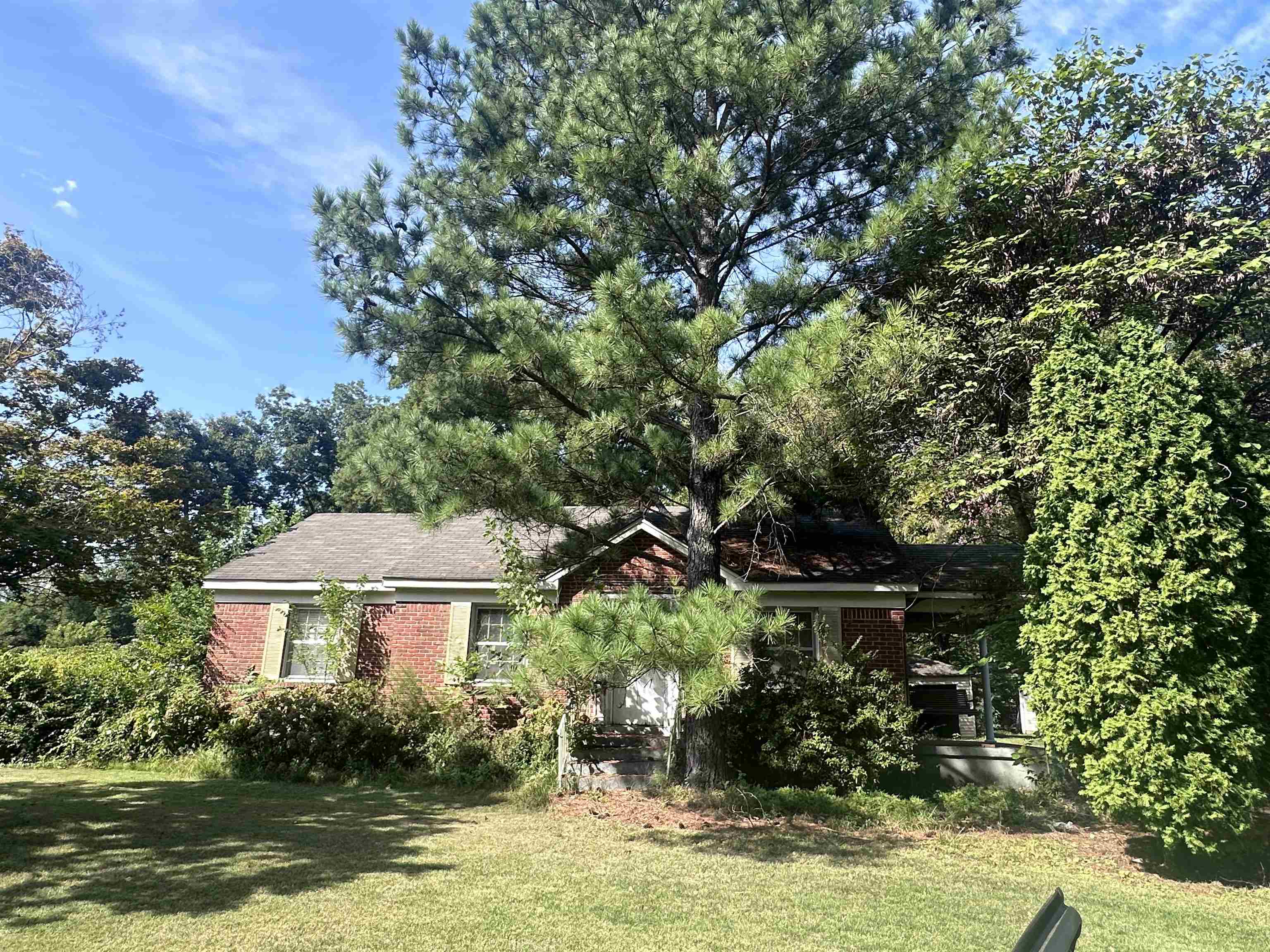 1209 Vaughn Road Memphis, TN 38122 - Photo 1 of 14 a front view of a house with a garden