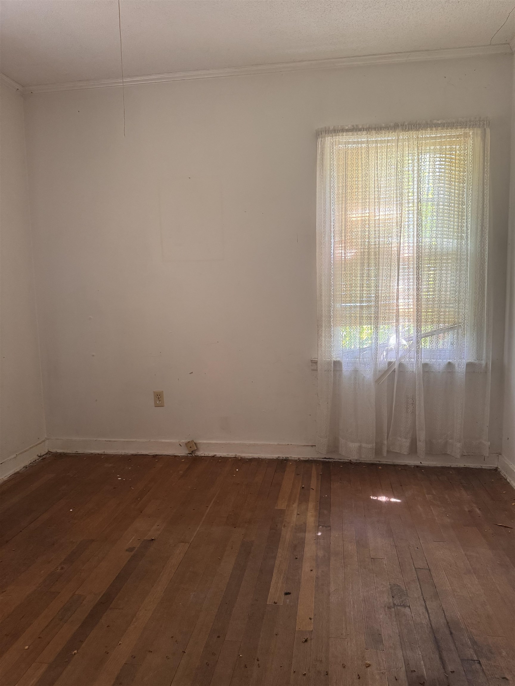 1209 Vaughn Road Memphis, TN 38122 - Photo 8 of 14 an empty room with wooden floor and windows
