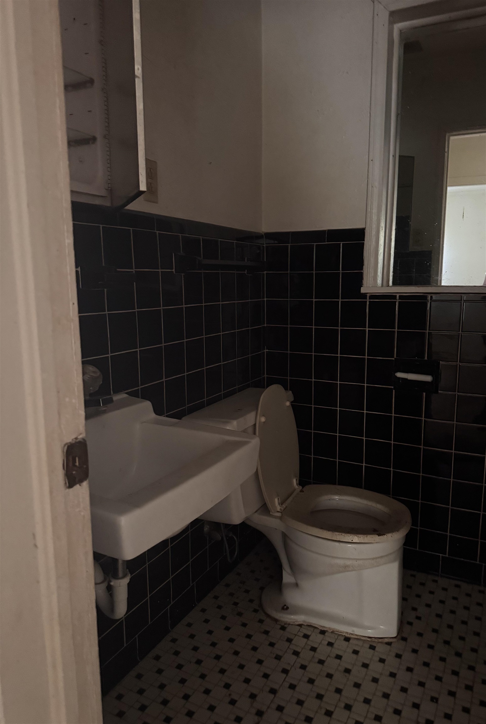 1209 Vaughn Road Memphis, TN 38122 - Photo 9 of 14 a bathroom with a toilet a sink a mirror and a lamp