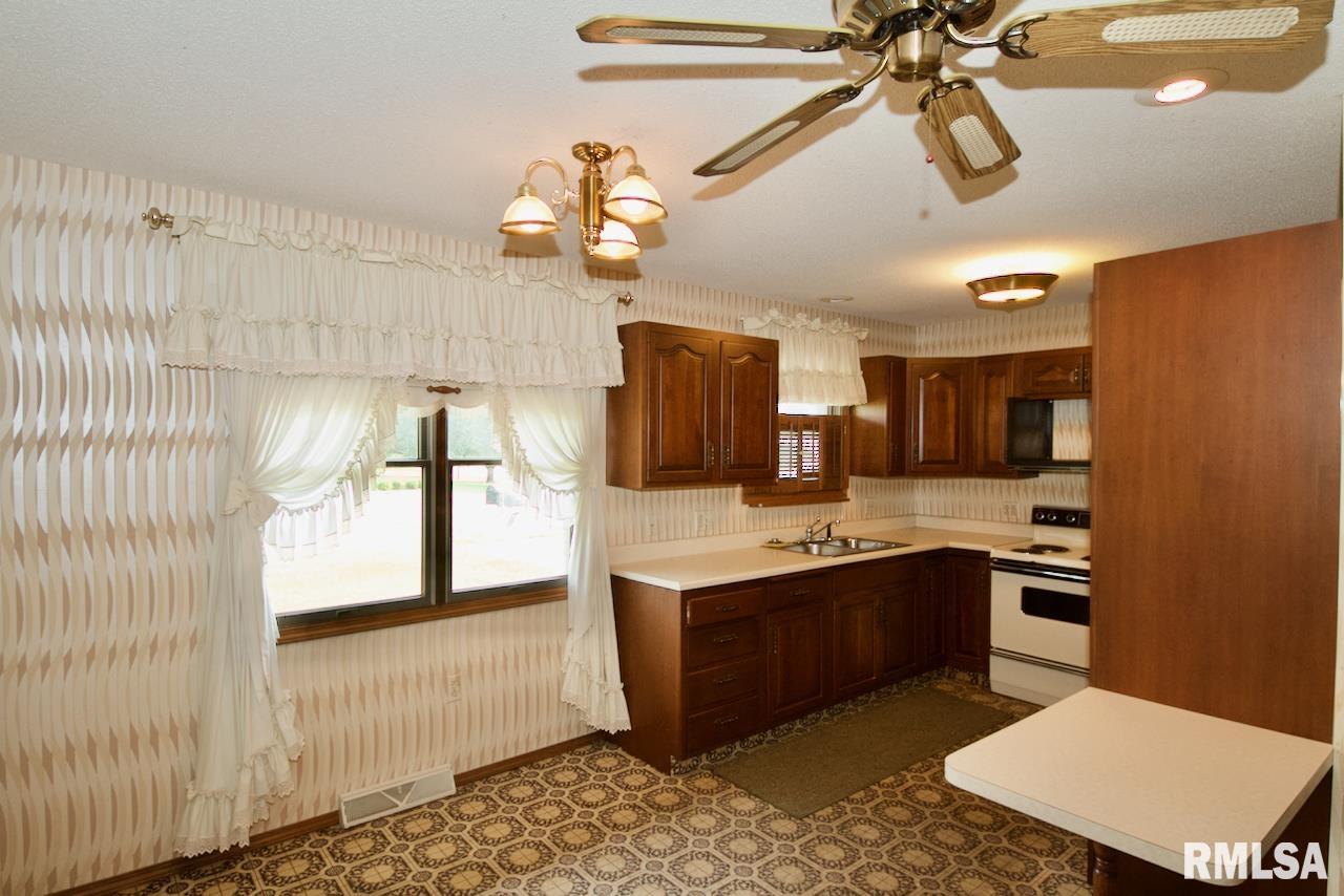 372 Murphysboro Lake Road Murphysboro, IL 62966 - Photo 17 of 37