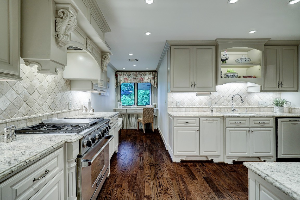6599 Bayou Glen Road Houston, TX 77057 - Photo 18 of 41 The kitchen is fabulous and very spacious. There's even an office nook off the kitchen.