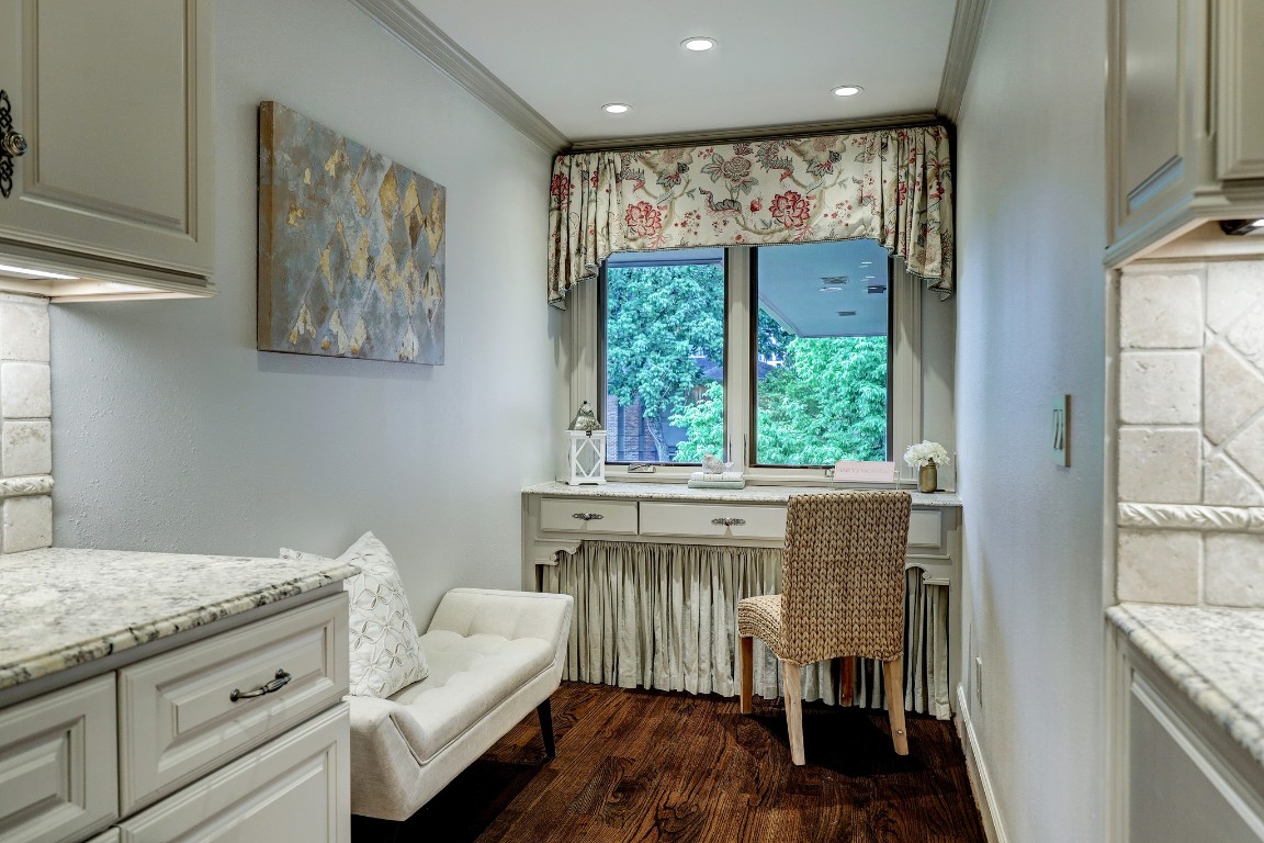 6599 Bayou Glen Road Houston, TX 77057 - Photo 19 of 41 This bonus space is used as an office nook, but could also be used as a breakfast nook. There is deep storage under the desk area and the large window allows for abundant natural light.