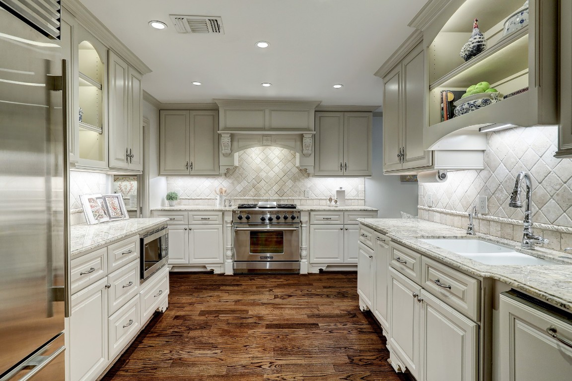6599 Bayou Glen Road Houston, TX 77057 - Photo 20 of 41 The kitchen is truly a chef's dream featuring a pro gas range with large oven, gas burners and a grill. There's tons of storage with customized pull out drawers in the lower cabinets. Other drawers are also fully customized with dividers for utensils, etc.