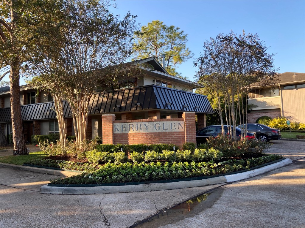 6599 Bayou Glen Road Houston, TX 77057 - Photo 2 of 41 Located in desirable GATED AND GUARDED Kerry Glen is a hidden gem in the Tanglewood area. Minutes from fabulous shopping and restaurants. There is no other complex quite like Kerry Glen...it's a true hidden gem in the city!