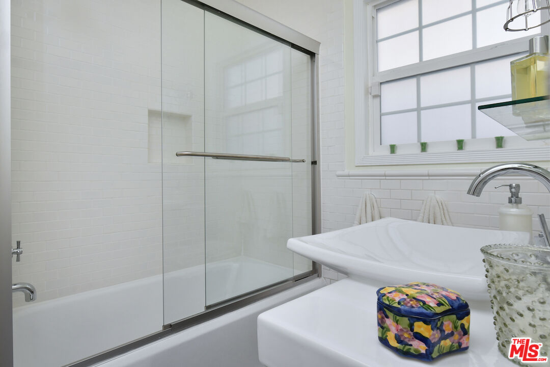 4226 Greenbush Avenue Sherman Oaks, CA 91423 - Photo 42 of 69 a bathroom with a sink and bathtub