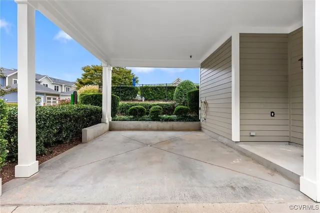 a view of a house with backyard and garden