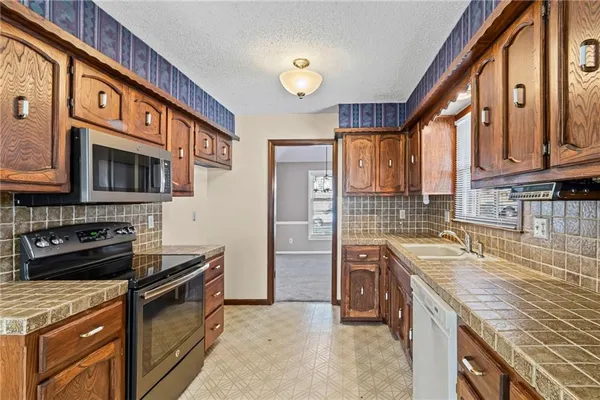 $325,000 | 523 Lancelot Drive, Liberty, MO 64068