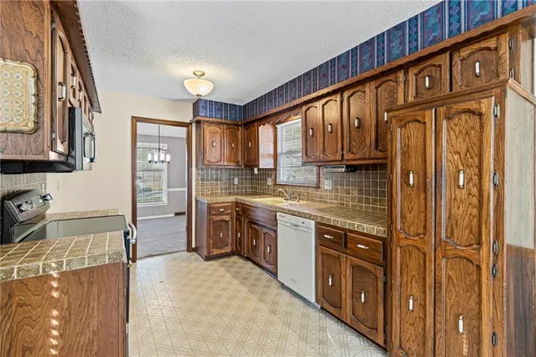 $325,000 | 523 Lancelot Drive, Liberty, MO 64068