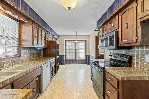 $325,000 | 523 Lancelot Drive, Liberty, MO 64068