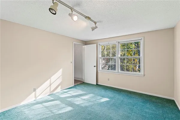 $325,000 | 523 Lancelot Drive, Liberty, MO 64068