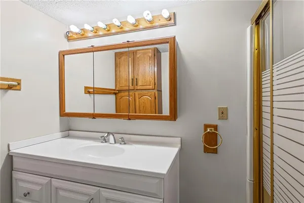 $325,000 | 523 Lancelot Drive, Liberty, MO 64068