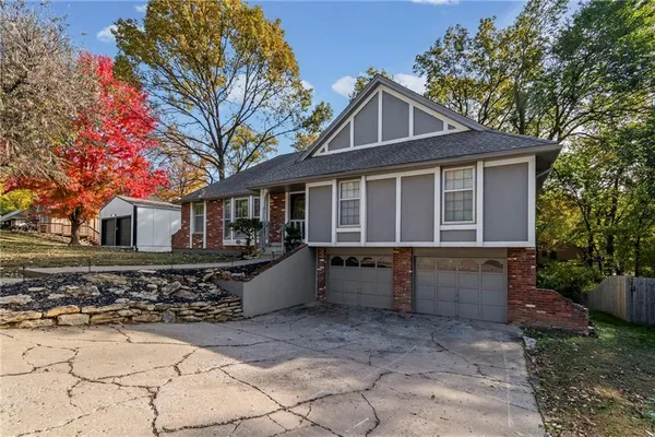 $325,000 | 523 Lancelot Drive, Liberty, MO 64068
