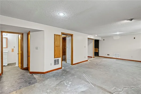 $325,000 | 523 Lancelot Drive, Liberty, MO 64068