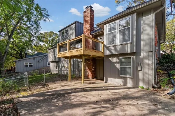 $325,000 | 523 Lancelot Drive, Liberty, MO 64068
