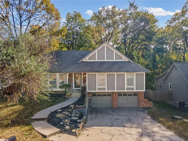 $325,000 | 523 Lancelot Drive, Liberty, MO 64068