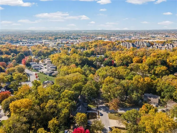 $325,000 | 523 Lancelot Drive, Liberty, MO 64068