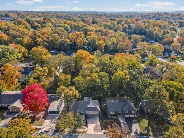 $325,000 | 523 Lancelot Drive, Liberty, MO 64068