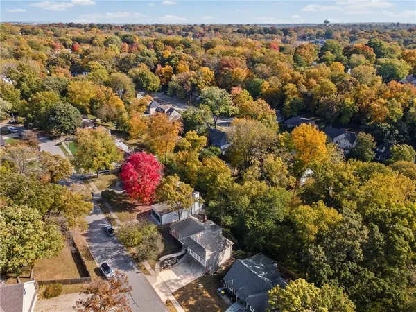 $325,000 | 523 Lancelot Drive, Liberty, MO 64068