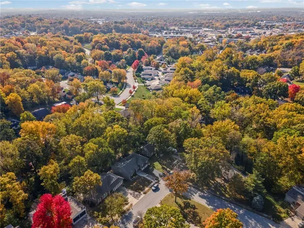 $325,000 | 523 Lancelot Drive, Liberty, MO 64068