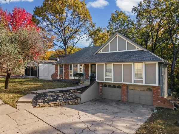$325,000 | 523 Lancelot Drive, Liberty, MO 64068