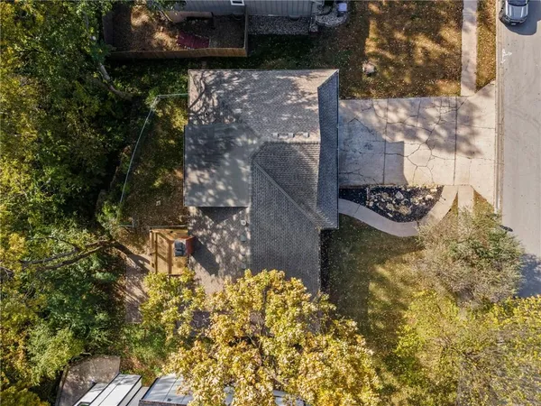 $325,000 | 523 Lancelot Drive, Liberty, MO 64068