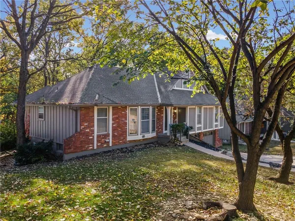 $325,000 | 523 Lancelot Drive, Liberty, MO 64068
