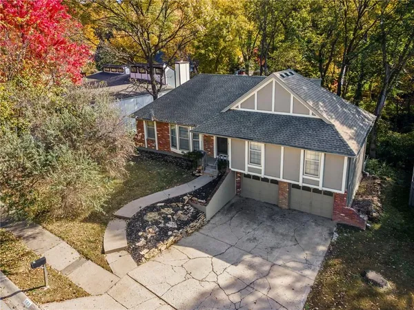 $325,000 | 523 Lancelot Drive, Liberty, MO 64068