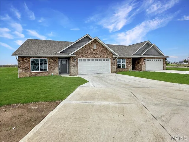 $362,500 | 2001 Serenade Lane, Troy, IL 62294