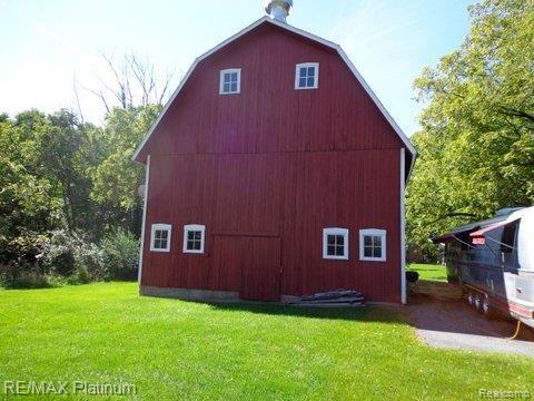 2370 Cullen Road Howell, MI 48855 - Photo 9 of 39 East Side of Barn.jpg