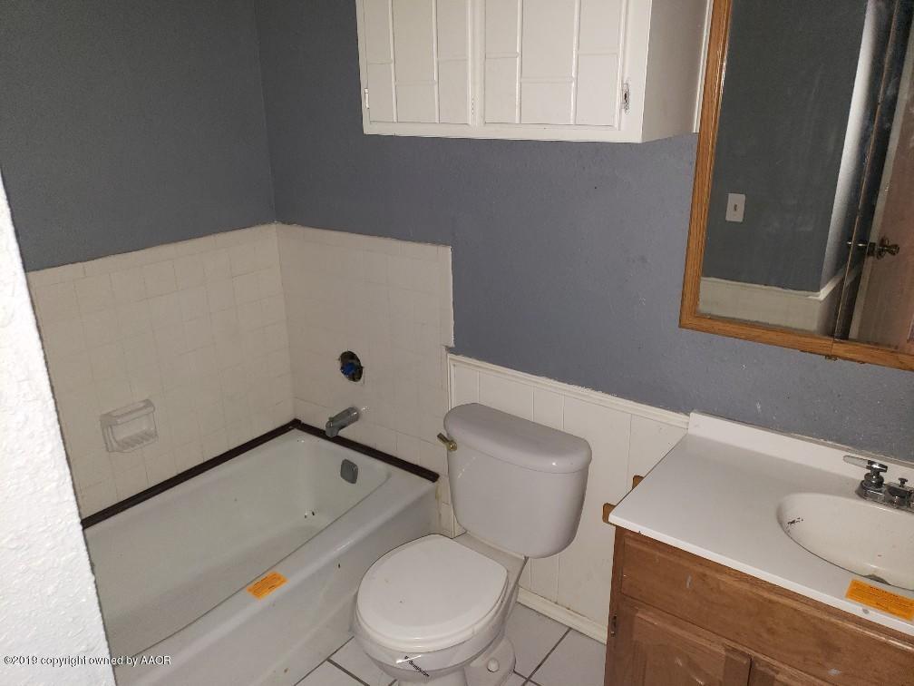 4402 Bowie Street Amarillo, TX 79110 - Photo 4 of 27 Bathroom (Hall) (1)