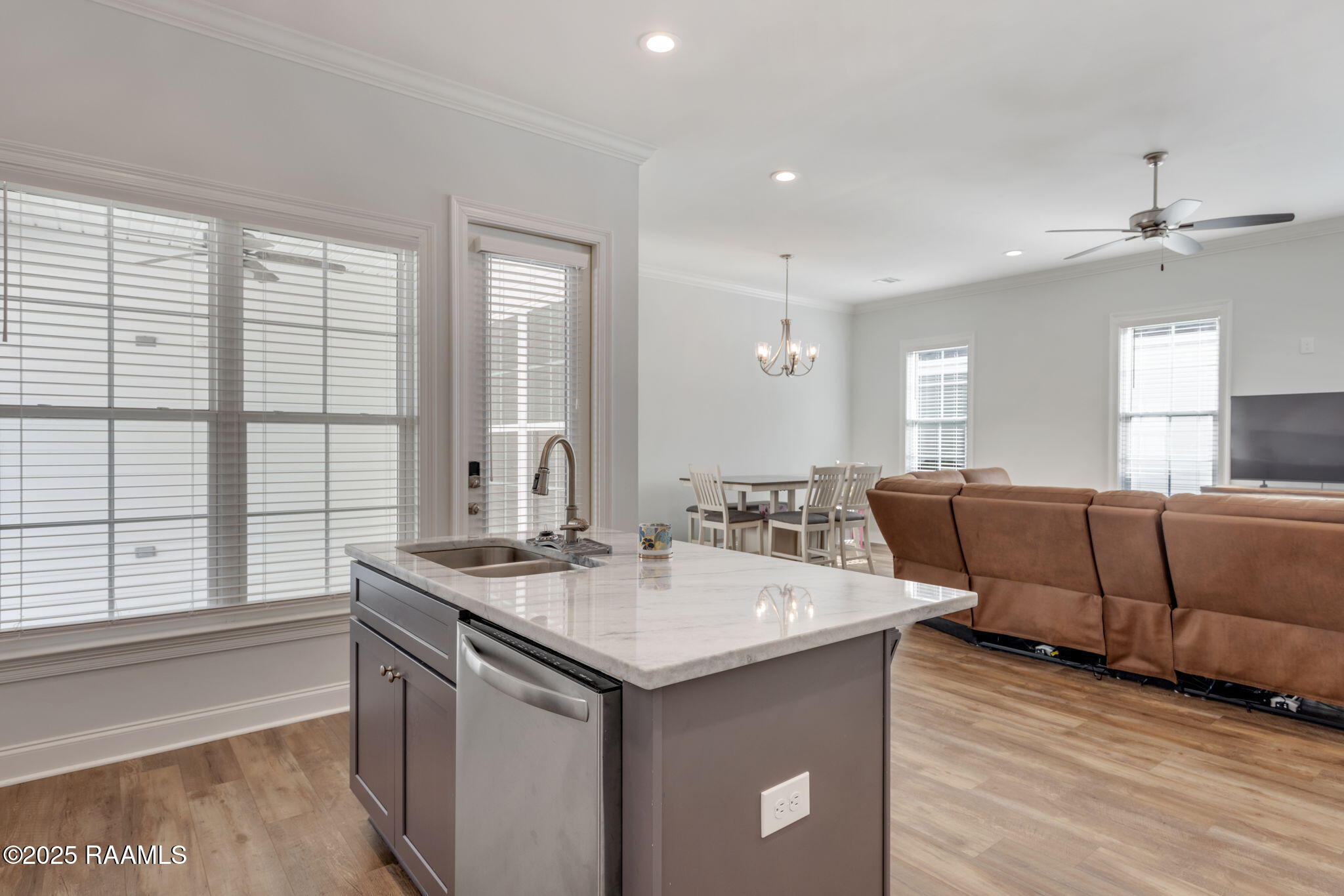 229 Alpine Drive Lafayette, LA 70506 - Photo 11 of 22 Kitchen Bar