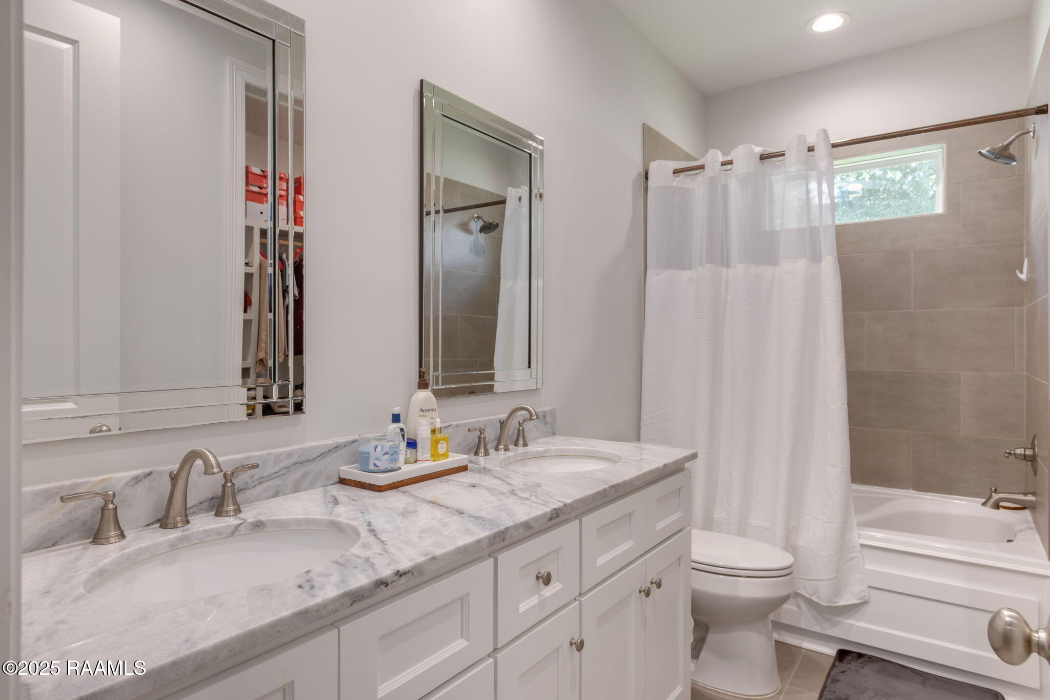 229 Alpine Drive Lafayette, LA 70506 - Photo 14 of 22 Master Bathroom