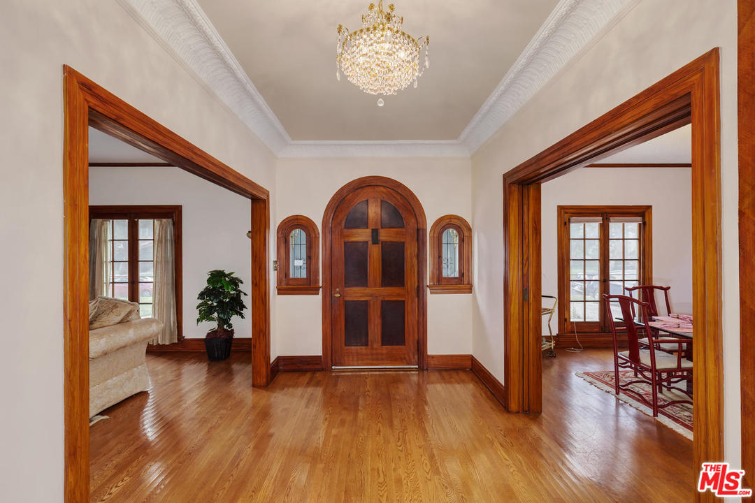 1672 Buckingham Road Los Angeles, CA 90019 - Photo 2 of 8 Gallery Image 2