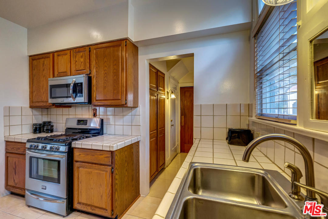 1672 Buckingham Road Los Angeles, CA 90019 - Photo 5 of 8 Gallery Image 5