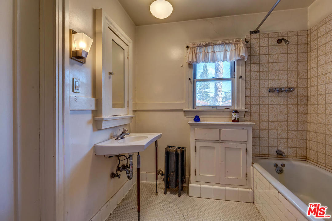 1672 Buckingham Road Los Angeles, CA 90019 - Photo 7 of 8 Gallery Image 7