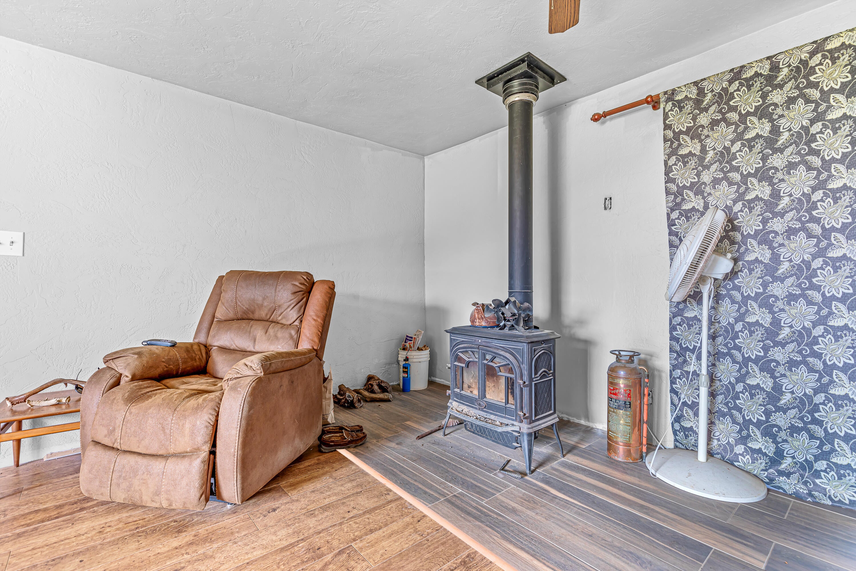 17200 Jones Road White City, OR 97503 - Photo 7 of 51 Living Room.