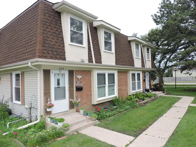 $270,000 | 2216 Andover Court, Schaumburg, IL 60107