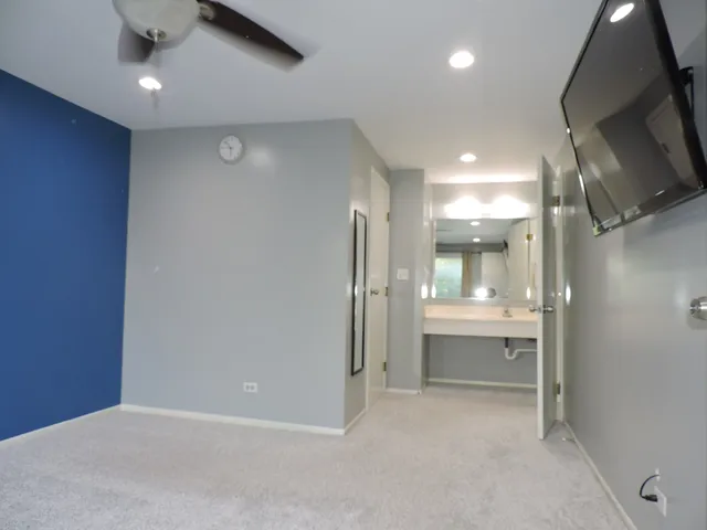 $270,000 | 2216 Andover Court, Schaumburg, IL 60107