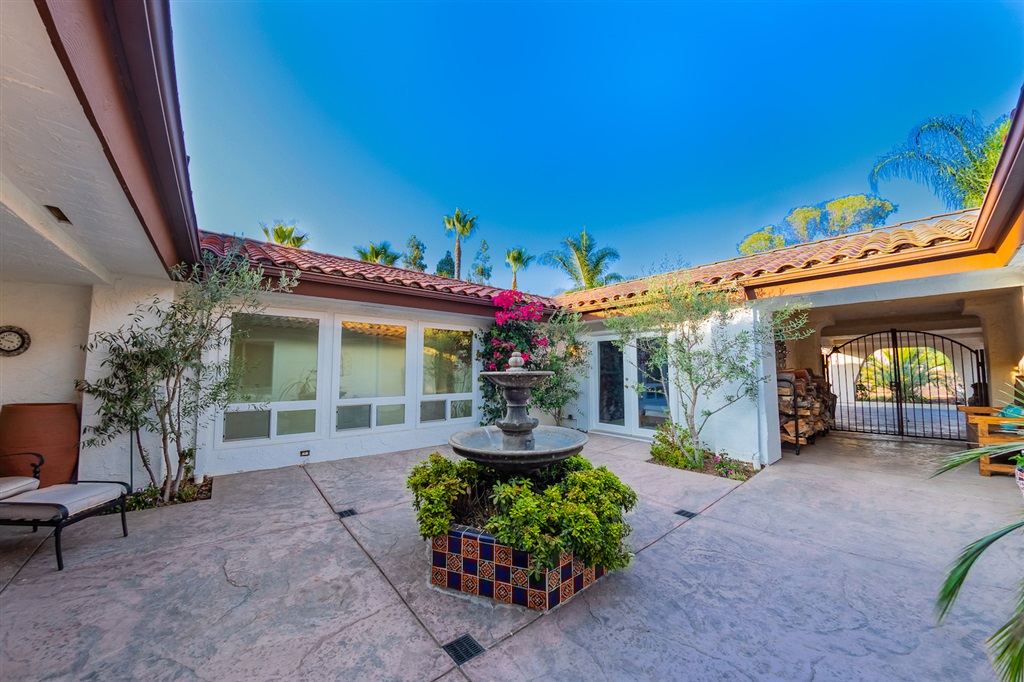 16716 Valle Verde Road Poway, CA 92064 - Photo 4 of 25 Courtyard/atrium