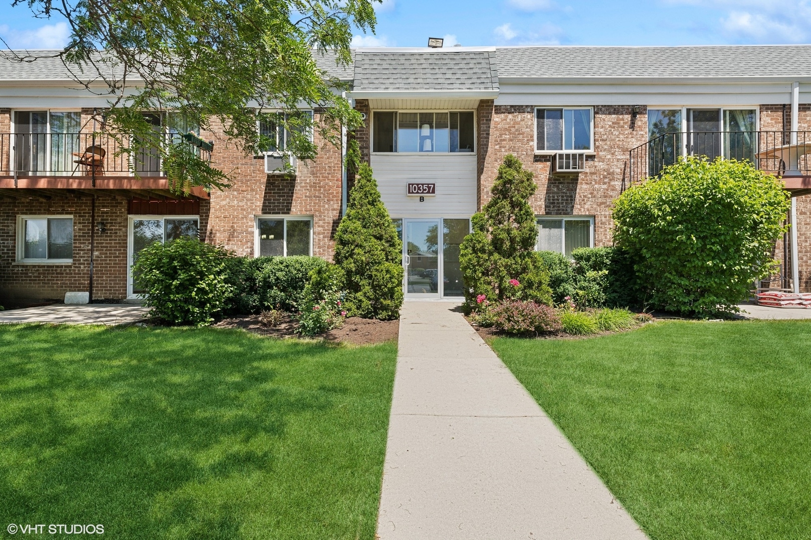 10357 Dearlove Road, Unit 1I Glenview, IL 60025 - Photo 1 of 16 a front view of a house with a yard and trees