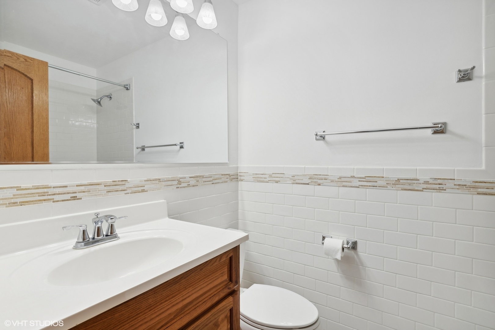 10357 Dearlove Road, Unit 1I Glenview, IL 60025 - Photo 9 of 16 a bathroom with a sink toilet and mirror