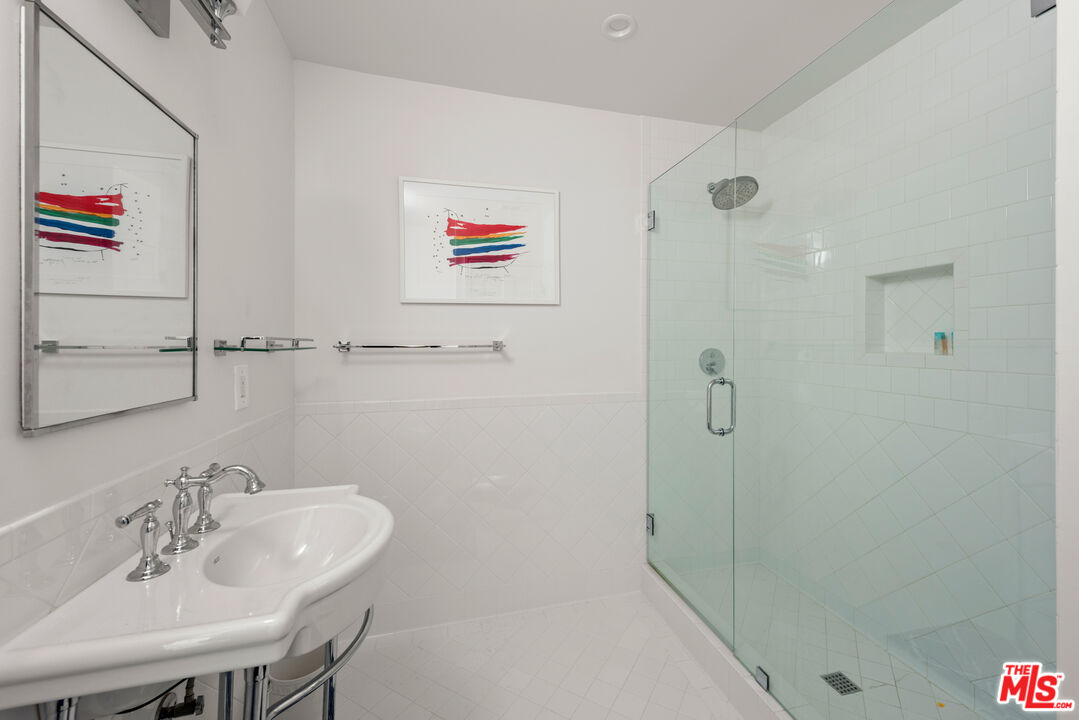 605 Palisades Beach Road Santa Monica, CA 90402 - Photo 28 of 33 a bathroom with a sink shower and a mirror