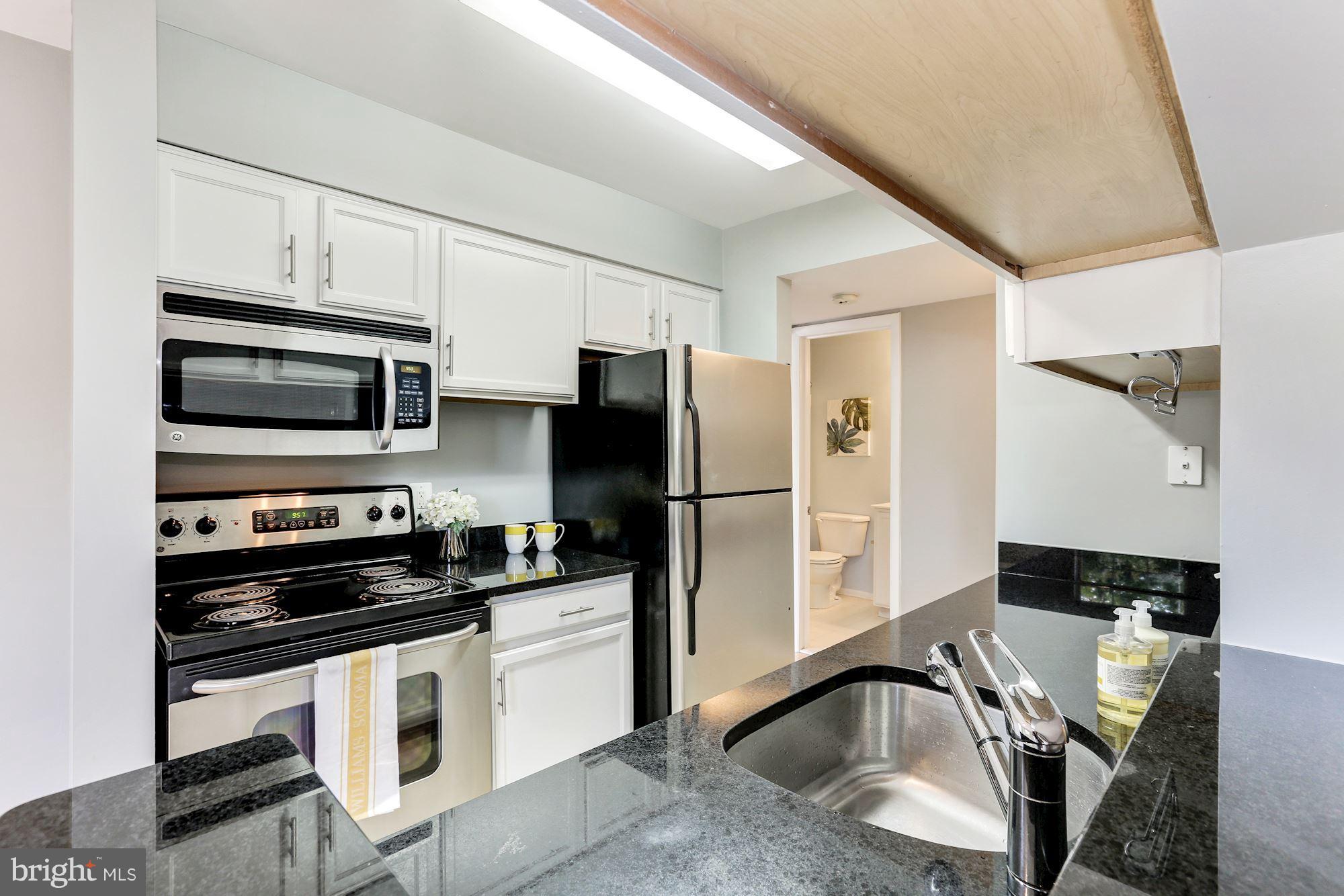 11653 Gas Light, Unit E Reston, VA 20190 - Photo 13 of 19 Kitchen