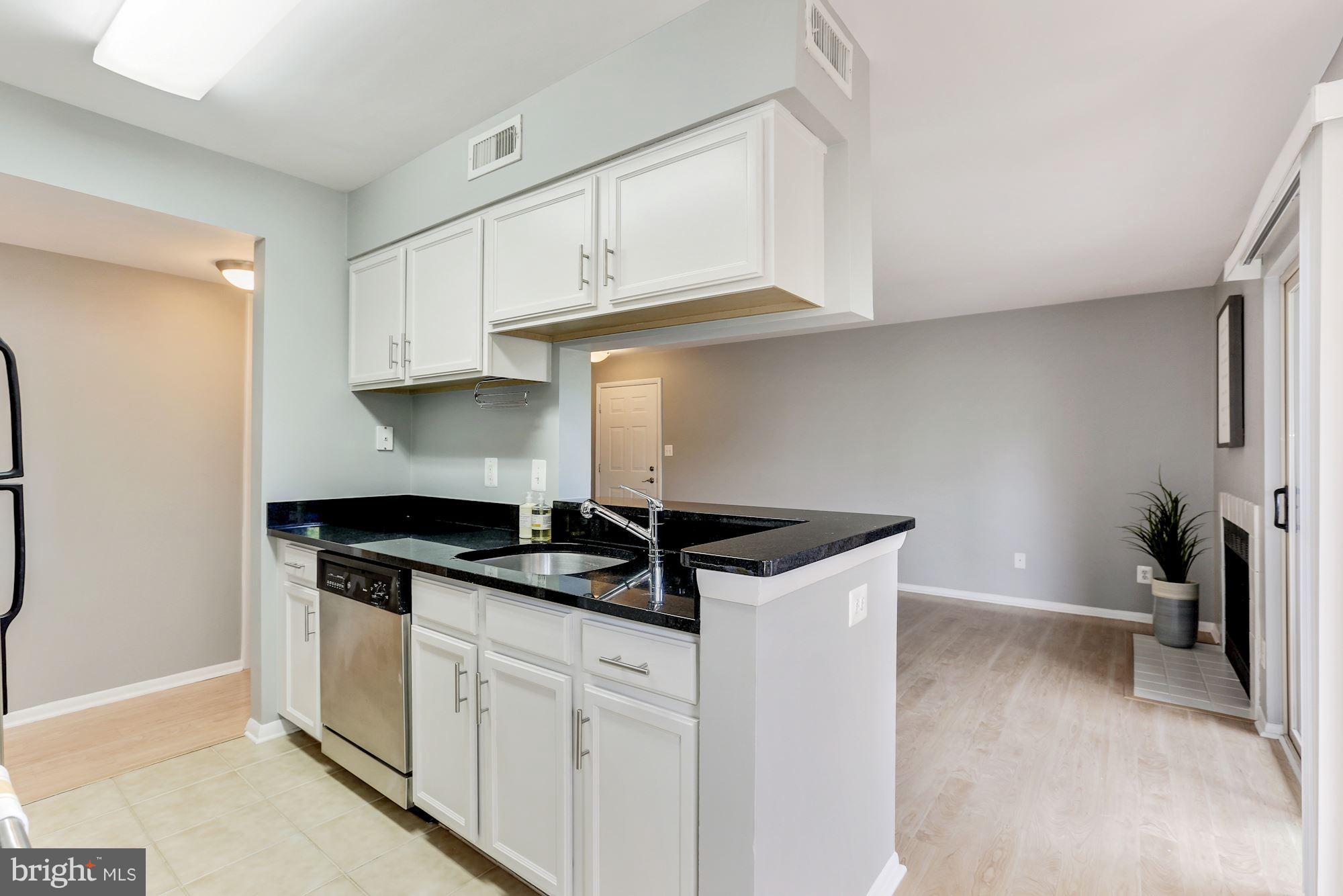 11653 Gas Light, Unit E Reston, VA 20190 - Photo 10 of 19 Kitchen