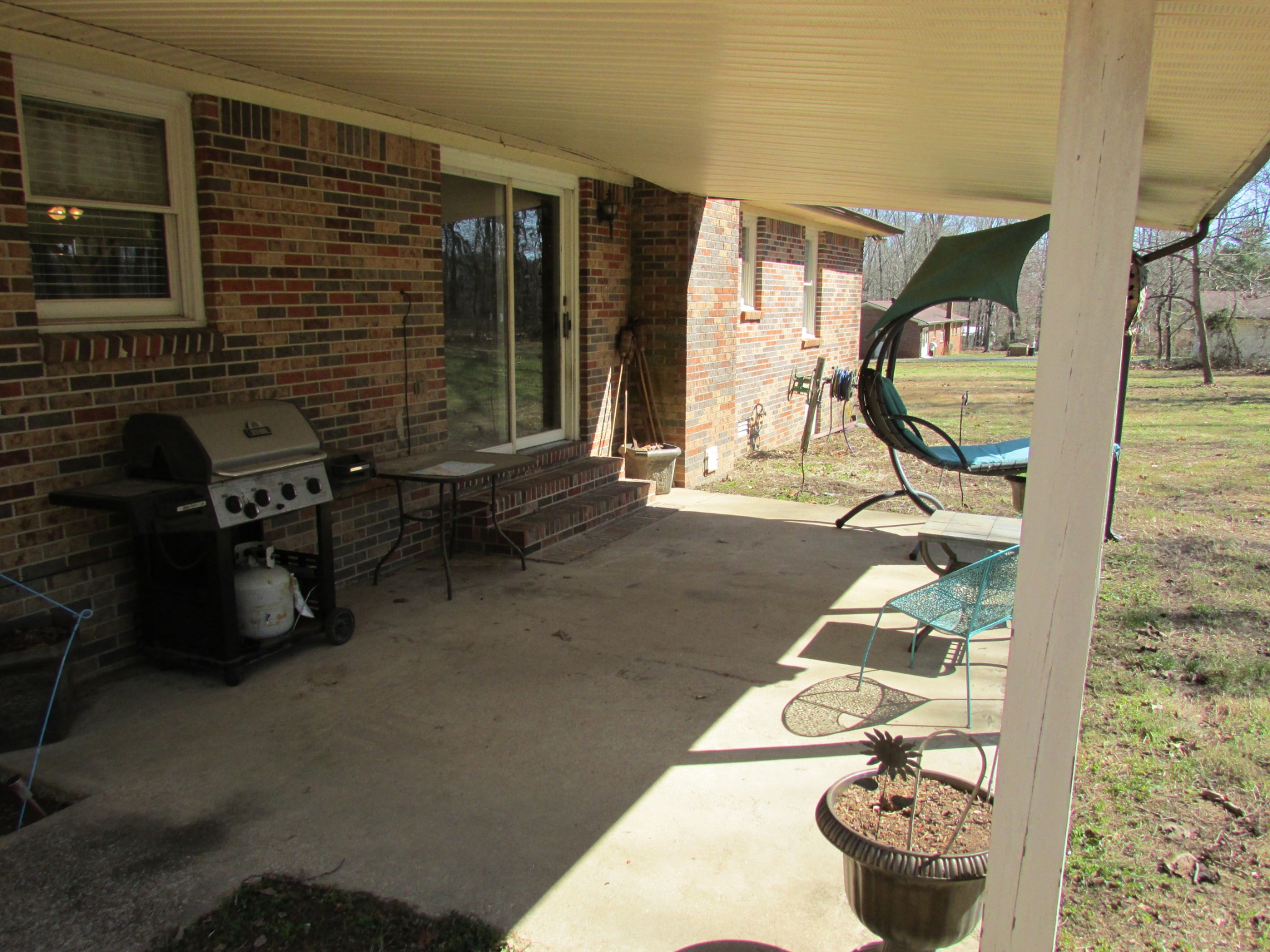110 Franks Road Manchester, TN 37355 - Photo 22 of 25 a living room with furniture and a gate