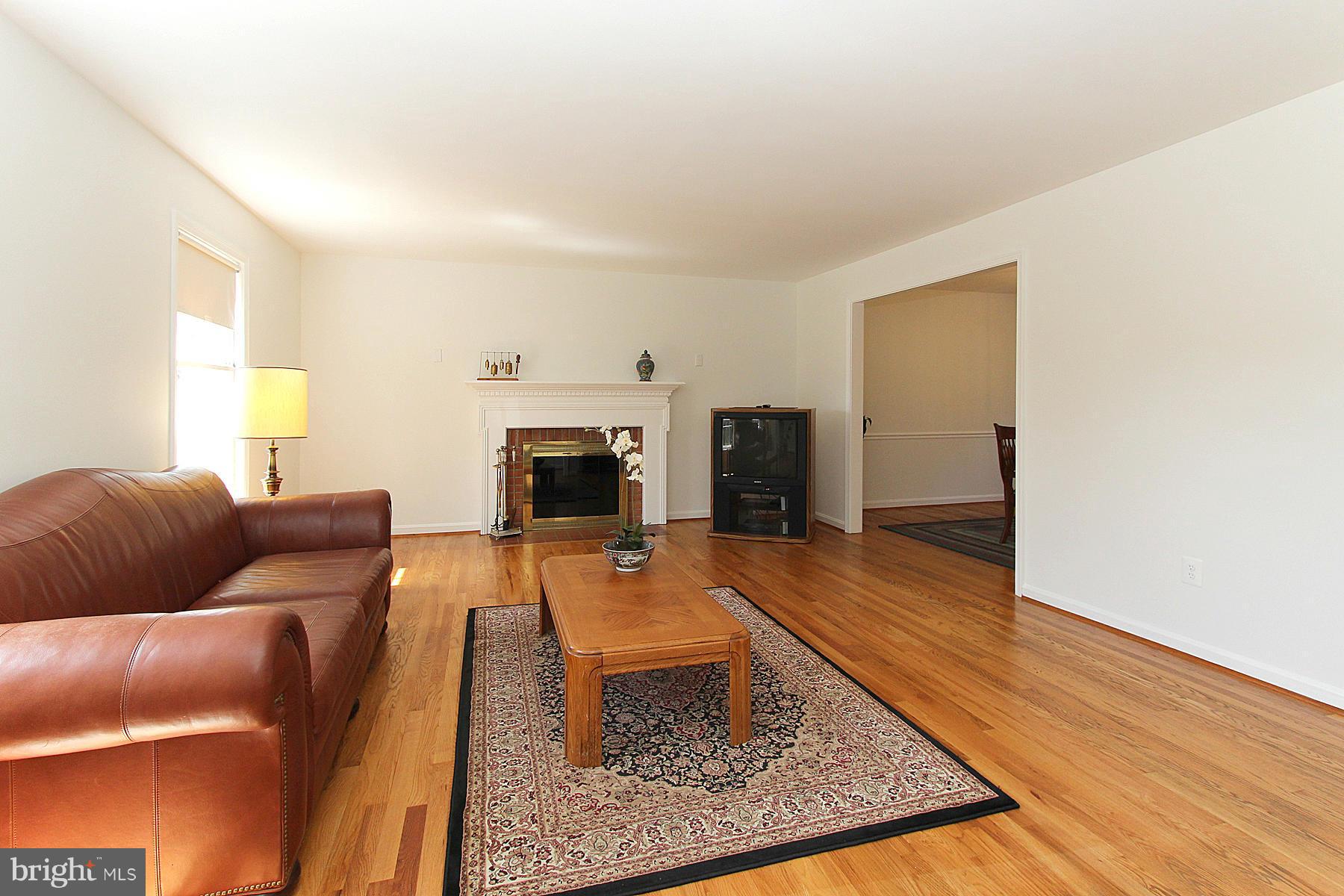 6712 Baron Road McLean, VA 22101 - Photo 13 of 30 Living Room