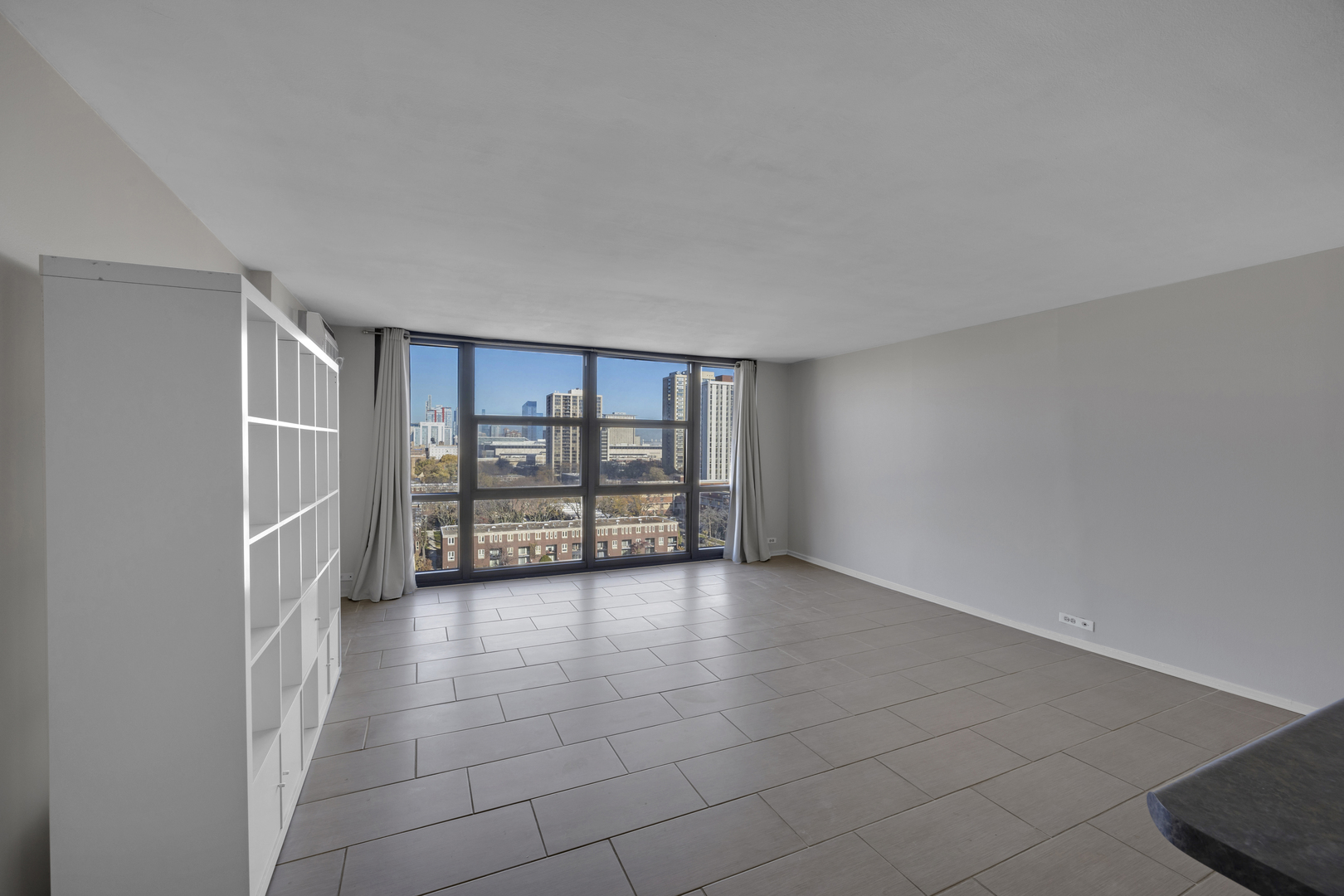 2901 South Michigan Avenue, Unit 908 Chicago, IL 60616 - Photo 11 of 22 a view of an empty room with a window