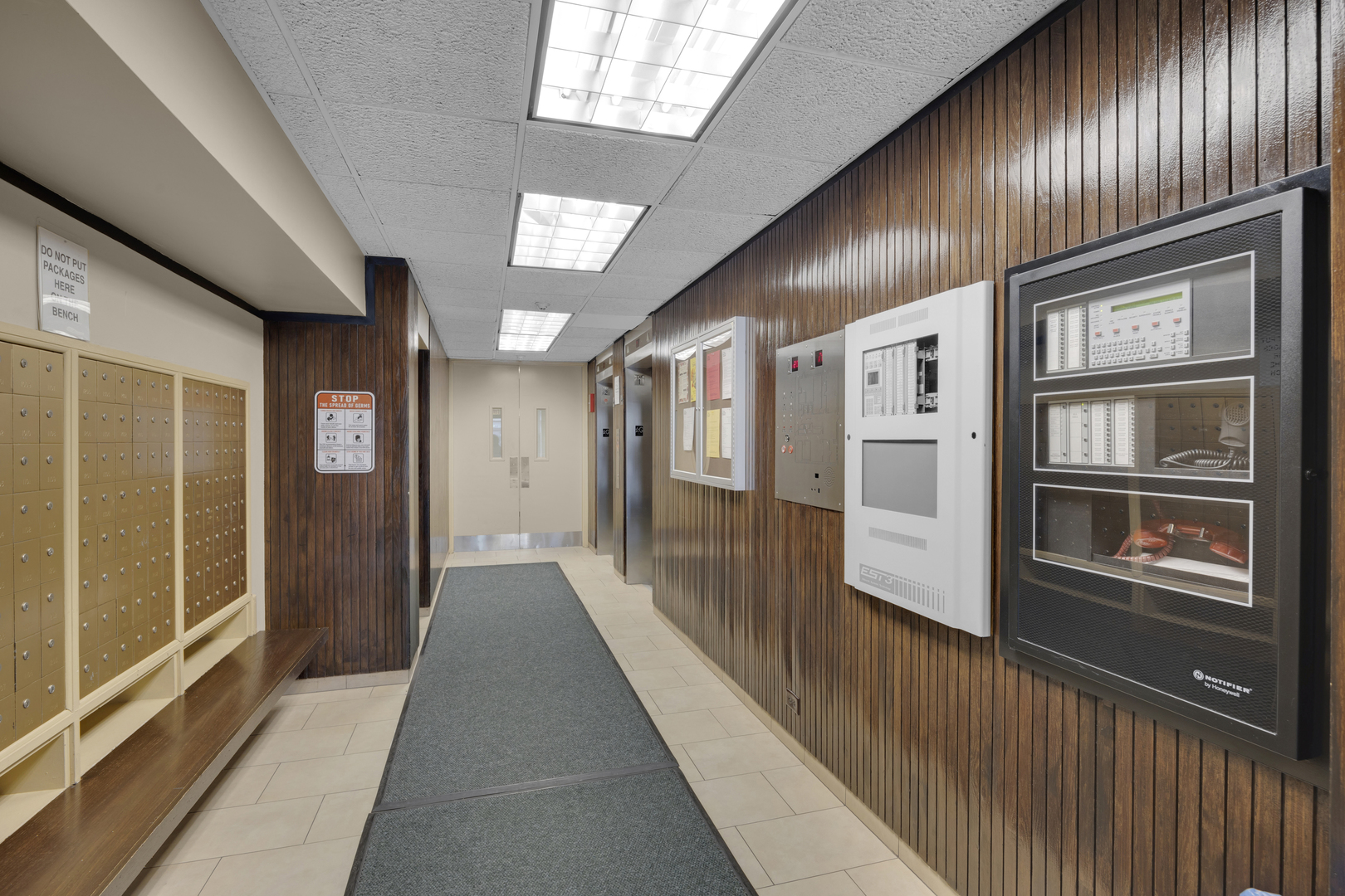 2901 South Michigan Avenue, Unit 908 Chicago, IL 60616 - Photo 19 of 22 a view of a hallway with windows