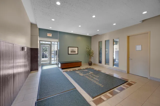 a view of livingroom with furniture