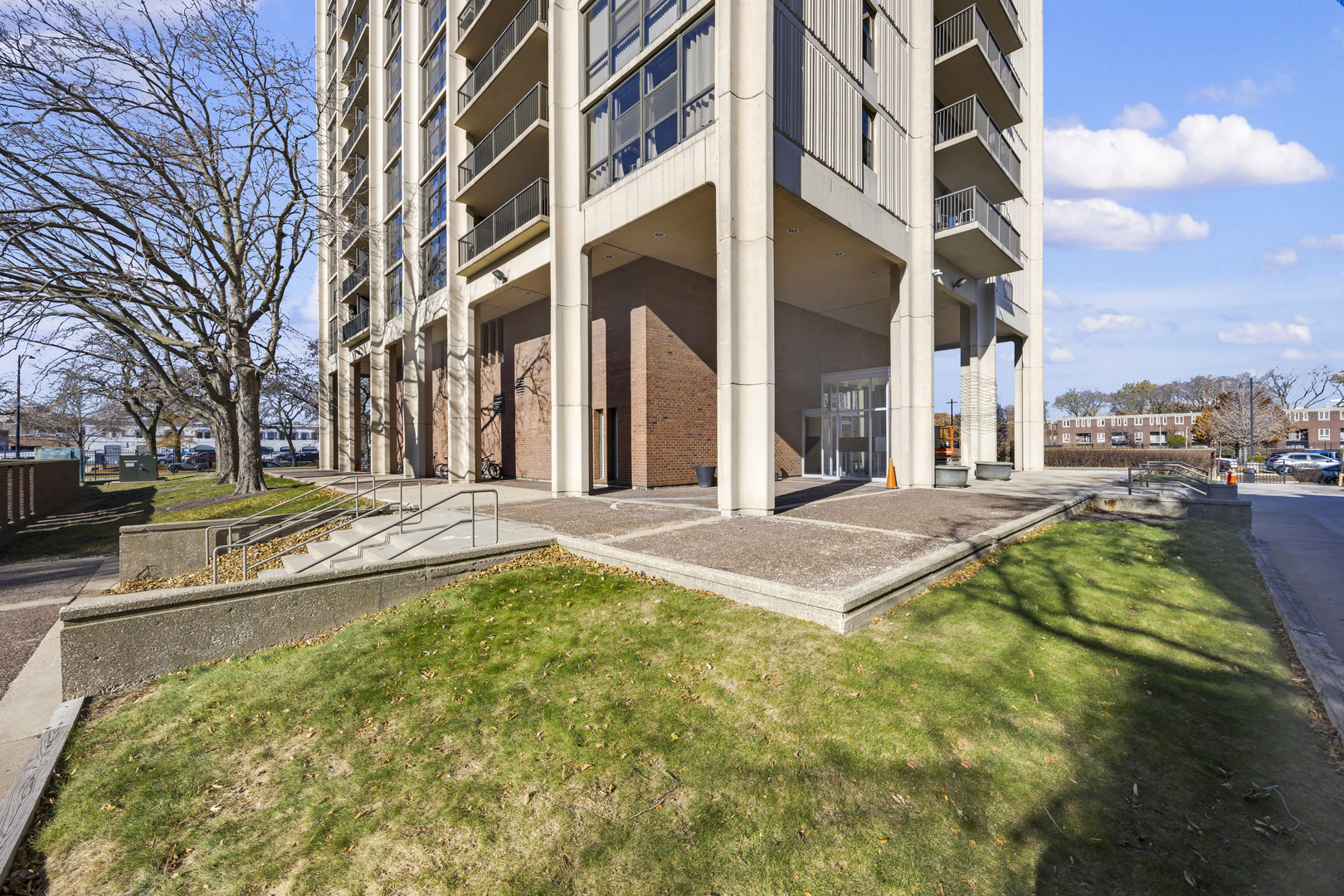 2901 South Michigan Avenue, Unit 908 Chicago, IL 60616 - Photo 21 of 22 a view of a building with a yard
